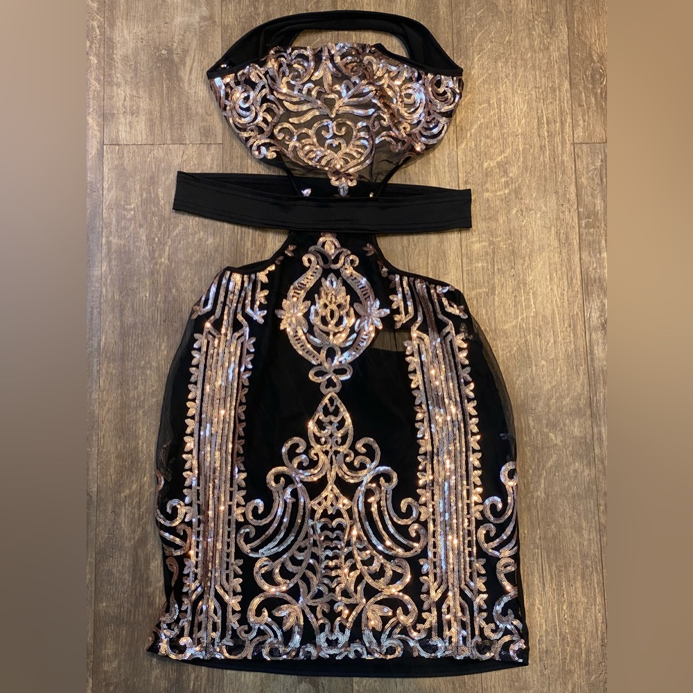 Halter gold and black sequins dress in size L. Never worn.